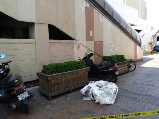 영등포역 출구 벽에 붙어 있던 벽보가 훼손된 채 바닥에 놓여있다.[사진 영등포경찰서]