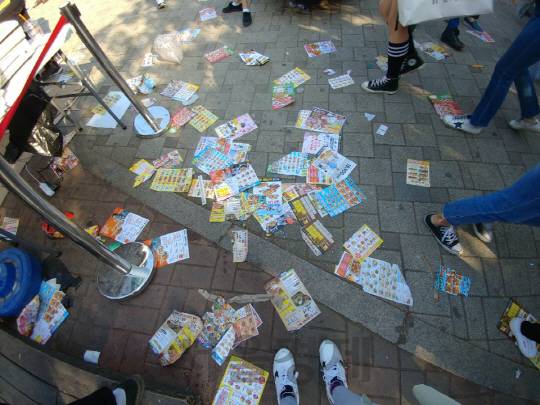 지난 29일 여의도 한강공원 입구에 버려진 배달 음식업체들의 전단지들이 어지럽게 나뒹굴고 있다. /신다은 기자