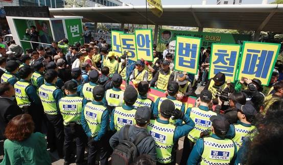 '노동자·민중 생존권 쟁취를 위한 투쟁사업장 공동투쟁위' 소속 해직 노동자들이 1일 서울 종로구 종로5가에 있는 전태일 동상 앞에서 팻말을 들고 안철수 국민의당 대선 후보의 접근을 막고 있다. / 사진=연합뉴스