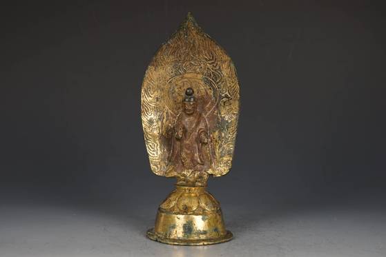 중국에서 발견된 고구려 금동불상. 6세기 중반 제작된 것으로 보인다. 미소를 머금은 부처, 배처럼 생긴 광배 등 고구려 불상의 특징을 간직하고 있다. 사진은 실제 불상 높이와 같은 18.5㎝. [베이징=예영준 특파원]