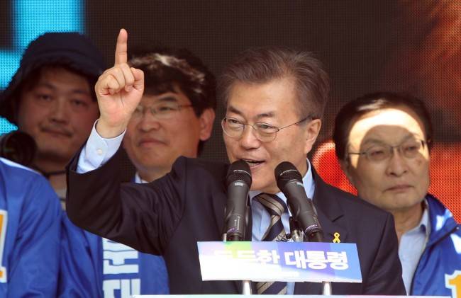 문재인 더불어민주당 대선후보가 30일 충남 공주에서 열린 유세에서 연설하고 있다. [사진제공=연합뉴스]