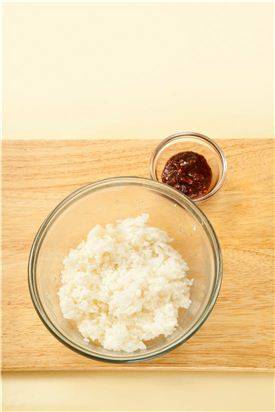 1. 밥에 소금, 참기름을 넣어 간을 하고 분량의 고추장 양념을 섞는다.