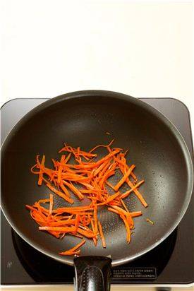 2. 당근은 채 썰어 식용유를 두르고 볶아 소금으로 간을 한다.