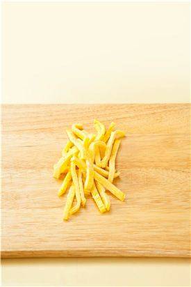 3. 달걀은 풀어서 소금을 넣어 간을 맞추고 두툼하게 부쳐 김밥용으로 썬다.