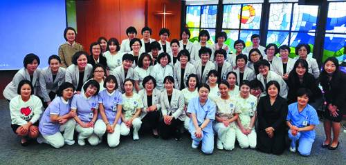 서울 서대문구 신촌 세브란스병원 기독간호사회 회원들이 지난 27일 병원 본관 6층 예배실에서 예배를 드린 뒤 포즈를 취했다.