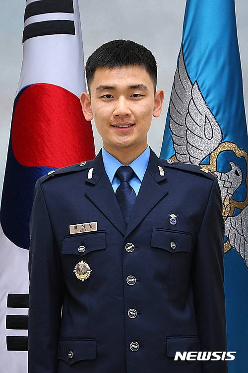 【진주=뉴시스】정경규 기자 = 2일 공군 부사관으로 임관한 이희영(19·항공탄약정비)하사.2017.05.02.(사진=공교사 제공)   photo@newsis.com
