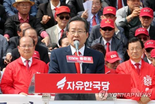 (서울=연합뉴스) 배재만 기자 = 자유한국당 홍준표 대선후보가 2일 오후 서울 여의도 국회 본청 앞 계단에서 열린 "홍준표를 찍으면 자유대한민국을 지킵니다"-대한민국 안보단체 총연합 합동 지지 선언에서 인사말을 하고 있다. 2017.5.2