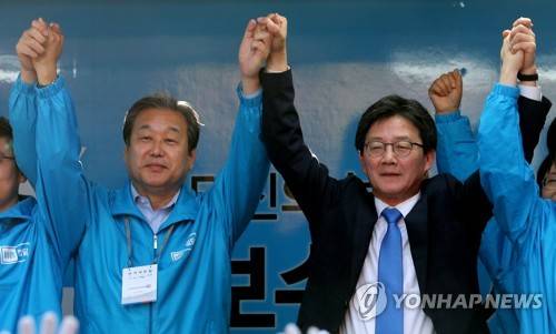 (부산=연합뉴스) 손형주 기자 = 바른정당 유승민 대선후보가 29일 오후 부산 서면 유세에서 김무성 공동선대위원장과 함께 손을 맞잡고 있다. 2017.4.29