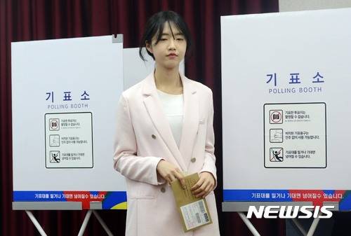 【서울=뉴시스】홍효식 기자 = 유승민 바른정당 대선후보의 딸 유담 씨가 4일 오후 서울 광진구 화양동 주민센터에 마련된 투표소에서 사전투표를 하고 있다. 2017.05.04.   yesphoto@newsis.com