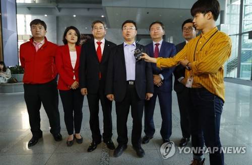 (서울=연합뉴스) 김인철 기자 = 국회 미래창조과학방송통신위원장인 자유한국당 신상진 공동선대위원장(왼쪽 네번째부터)과 민경욱 의원이 3일 오후 서울 양천구 목동 SBS에서 전날 8시뉴스에 보도된 세월호 인양 관련 기사가 삭제된 것에 대해 항의방문을 마치고 나와 입장을 전하고 있다. 2017.5.3