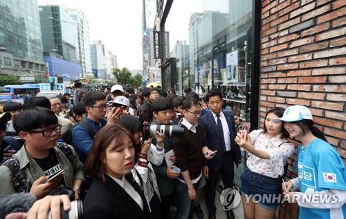 (서울=연합뉴스) 신준희 기자 = 바른정당 유승민 대선후보의 딸 유담씨가 4일 오후 서울 홍대입구역 인근에서 시민들과 기념사진을 찍고 있다. 2017.5.4      hama@yna.co.kr