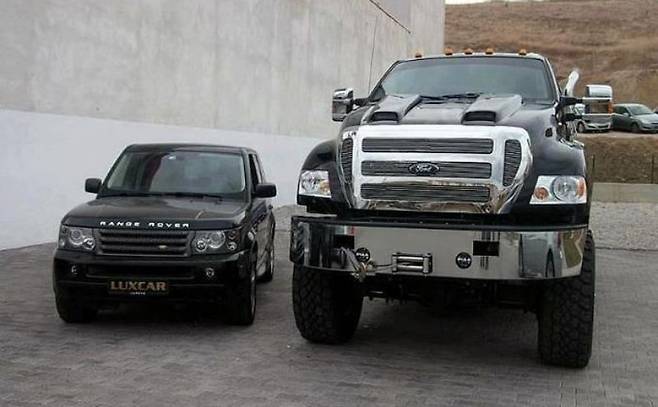 랜드로버 레인지로버(좌), 포드 F650(우) (이미지 : CarThrottle)