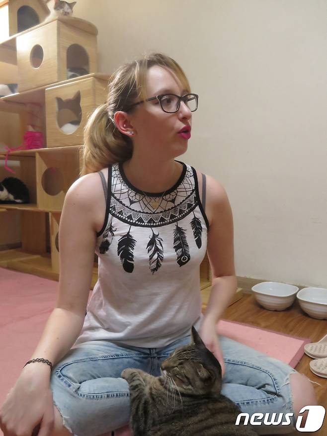 쥐스틴 모느리(25)가 2일 오후 서울 용산구 원효로4가 사단법인 나비야사랑해(대표 유주연)의 보호소에서 <뉴스1>과 인터뷰를 하고 있다.© News1