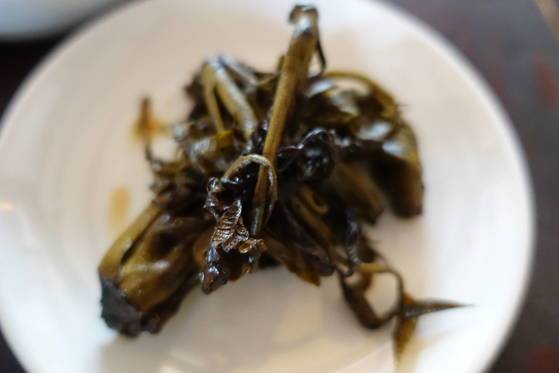 옻순초간장절임: 피클 담그듯 새콤달콤하게 담근 옻순초간장절임. 이것도 시험작이다.