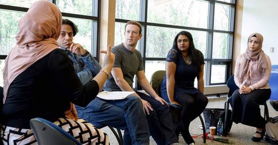 대학생들과 이야기를 나누는 페이스북 창업자 마크 저커버그 [사진 저커버그 페이스북]