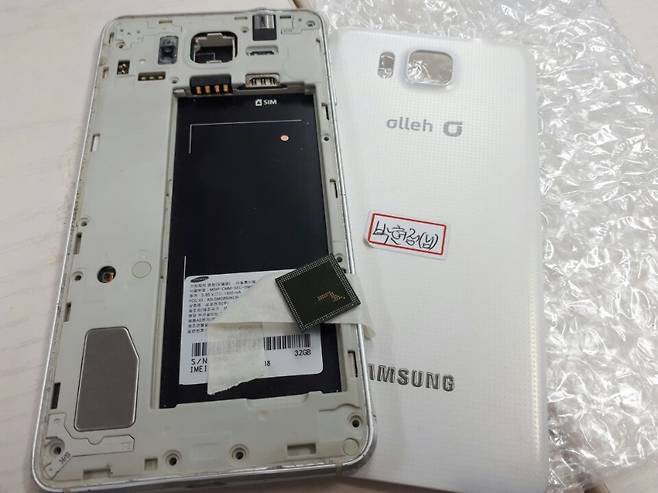 일부 안드로이드 스마트폰의 경우 기기가 고장났다 하더라도 저장장치인 낸드플래시 메모리칩만 멀쩡하면 이를 떼어내 데이터를 복제(이미징)한 뒤 필요한 파일을 가져올 수 있다. 기자가 복구를 의뢰한 사진 파일은 이러한 방식으로 되돌아왔다. 복구 작업이 끝난 뒤 업체로부터 돌려받은 스마트폰과 메모리칩.