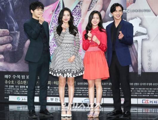 배우 김명수, 윤소희, 김소현, 유승호(왼쪽부터)가 8일 오후 서울 마포구 상암동 MBC에서 열린 수목드라마 '군주-가면의 주인' 제작발표회에 참석해 포토타임을 갖고 있다. [사진 일간스포츠]