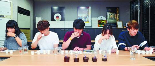 지난 4일 서울 강남구 한국커피연합회 세미나실에서 5개 편의점의 아이스아메리카용 커피를 맛보며 비교 평가하고 있는 커피 관련 전문가들. 왼쪽부터 진경·류청림 바리스타, 박은진 기자, 신채용·정동수 바리스타. 서영희 기자