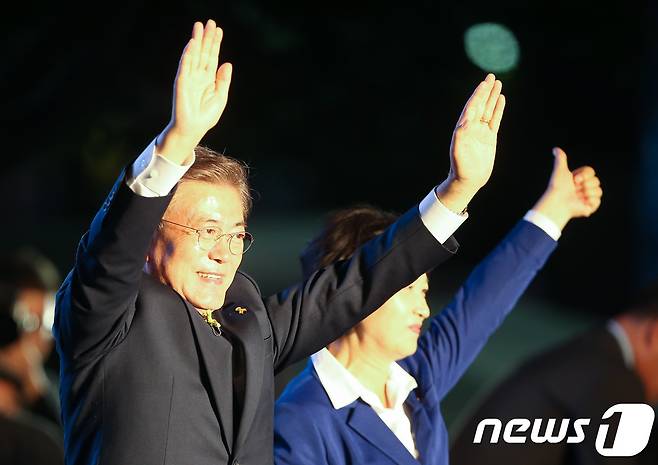문재인 더불어민주당 대선 후보가 9일 서울 세종문화회관 옆 세종로공원에서 19대 대통령 당선이 확정 되자 두 팔 벌려 기뻐하고 있다. 2017.5.9/뉴스1 © News1 허경 기자