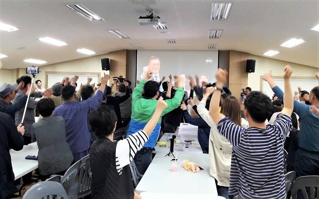 9일 저녁 8시 개표방송에서 출구조사 결과 문재인 후보가 1위인 것으로 나오자 경남 김해시 봉하마을 친환경쌀방앗간 안 바이오센터 2층 강당에 모여있던 영농법인 ㈜봉하마을, 노무현재단, 노사모 회원들이 환호하고 있다.