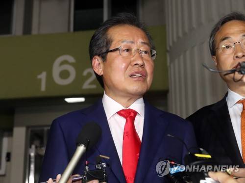 (서울=연합뉴스) 최재구 기자 = 자유한국당 홍준표 대선후보가 9일 밤 당사로 가기 위해 서울 송파구 자택을 나서며 기자의 질문에 답하고 있다. 2017.5.9      jjaeck9@yna.co.kr