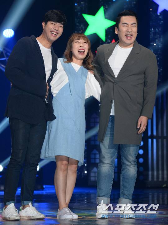 개그맨 서태훈, 오나미, 이상훈이 10일 서울 여의도 KBS 별관 공개홀에서 열린 '개그콘서트 900회 특집' 기념 기자간담회에서 포즈를 취하고 있다.  KBS2TV 개그 콘서트 900회 특집은 5월 14일 부터 3주간에 걸쳐 김준호, 유세윤, 강유미, 김병만, 이수근등 '개콘'의 레전드 개그맨들과 서태훈, 이수지, 홍현호, 손별이, 박진호등 '개콘'의 현재를 이끌고 있는 라이징 개그맨들의 개그 콜라보가 펼쳐진다.  여의도=최문영 기자 deer@sportschosun.com /2017.05.10/