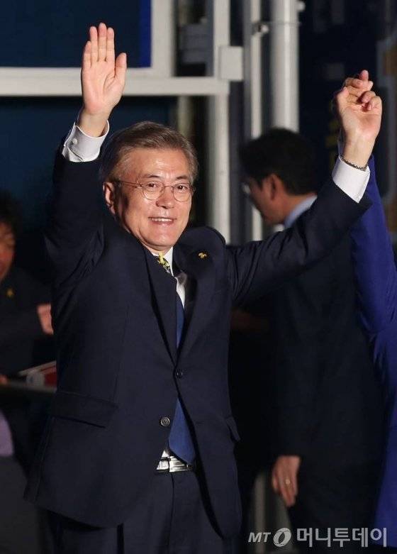 19대 대통령선거에 당선이 유력한 문재인 더불어민주당 대선후보가 9일 오후 서울 광화문 세종로공원에서 지지자들의 환호에 답하고 있다.