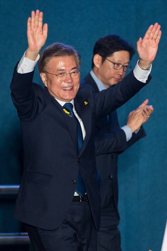 문재인 대통령 당선인이 19대 대통령 당선이 확정 되자 10일 서울 세종문화회관 옆 세종로공원에서 대국민 인사를 마친 후 시민들을 향해 손흔들고 있다./뉴스1
