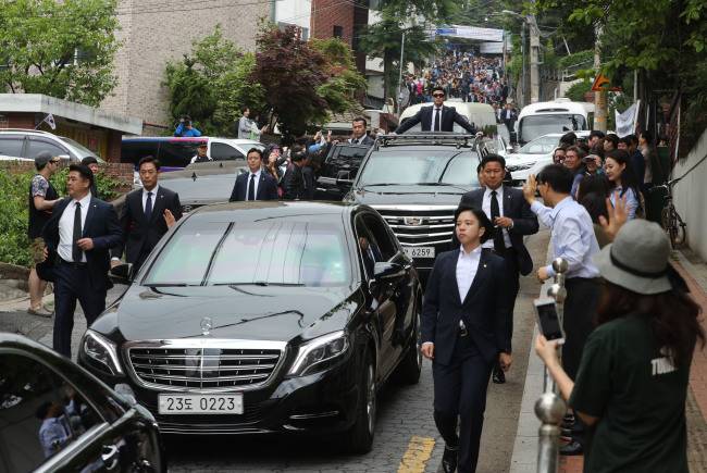 문재인 대통령이 공식 임기가 시작된 10일 오전 서울 서대문구 홍은동 자택에서 나와 경호 의전차량을 타고 서울현충원으로 향하고 있다.[사진=연합뉴스]
