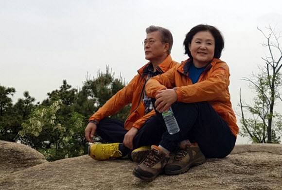 투표 마치고 뒷산 오른 文 부부 - 문재인 대통령 당선인이 지난 9일 오전 투표를 마치고 부인 김정숙(오른쪽) 여사와 서울 서대문구 홍은동 자택 인근의 뒷산을 산책하던 중 바위에 걸터앉아 휴식을 취하고 있다. 연합뉴스