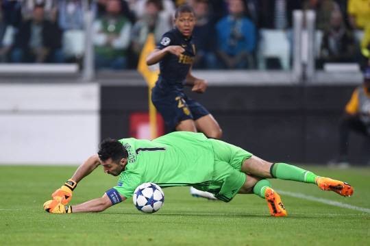 유벤투스 골키퍼 잔루이지 부폰(아래)이 10일 챔피언스리그 모나코전에서 킬리앙 음바페의 슈팅을 쳐내고 있다. /토리노=AFP연합뉴스