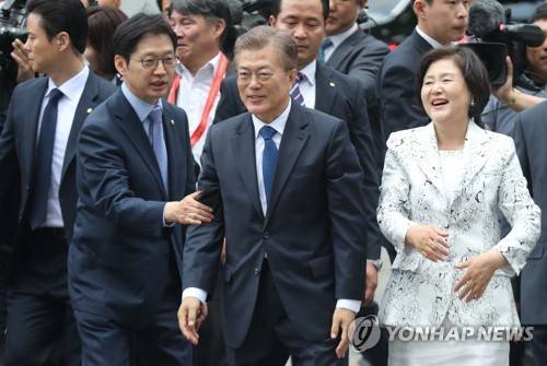 (서울=연합뉴스) 김주성 기자 = 문재인 대통령 이10일 오후 국회에서 취임 선서를 한 뒤 청와대에 도착해 본격적인 업무를 시작하기에 앞서 시민들과 인사를 나누고 있다.        문 대통령이 김경수 의원의 만류에도 불구하고 정해진 동선을 벗어나 시민들에게 다가가고 있다. 2017.5.10      utzza@yna.co.kr