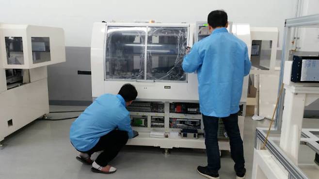 브이원텍 직원이 완성된 압흔 검사장비를 점점하고 있다.