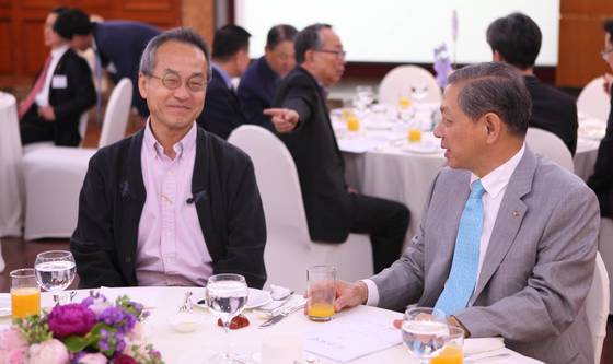 최재천 교수(좌측)와 주명건 세종대 명예이사장(우측) (사진 제공 : 세종대학교)