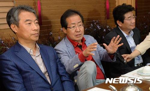 【서울=뉴시스】홍효식 기자 = 홍준표 전 경남도지사가 11일 오후 서울 여의도 한 음식점에서 선거대책위원회 만찬에 참석해 전 선대위원들과 대화를 나누고 있다. 왼쪽부터 대구 선대위 공동위원장이었던 정종섭 의원, 홍 전 지사, 선대위 유세지원본부장이었던 강석호 의원. 2017.05.11.   yesphoto@newsis.com
