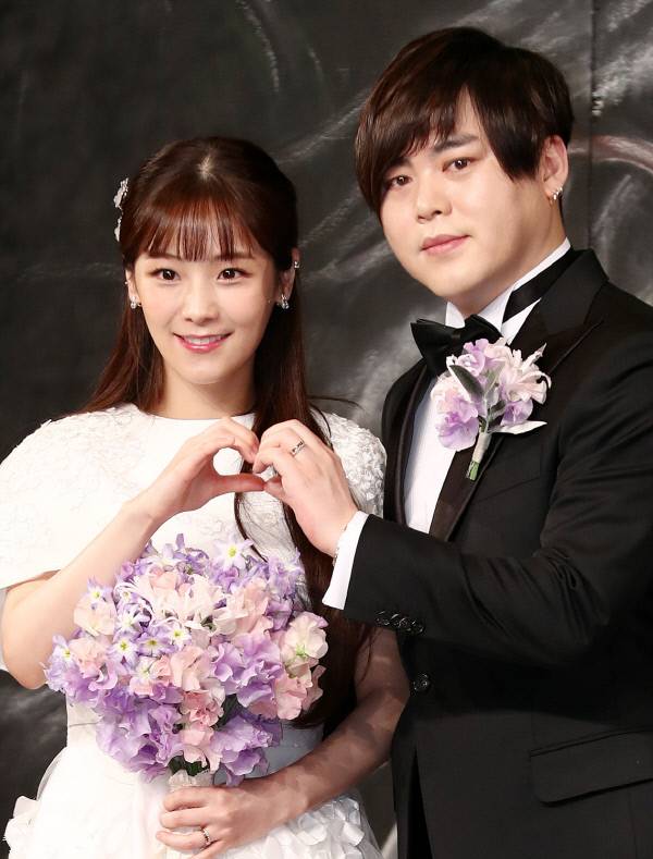 가수 문희준과 소율이 결혼식에 앞서 열린 기자회견에서 포즈를 취하고 있다. 연합뉴스