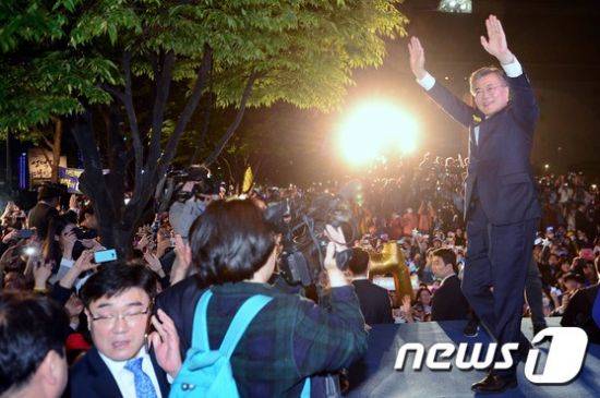 문재인 19대 대통령 당선인이 9일 저녁 서울 광화문 소공원에서 환호하는 지지자들에게 인사를 하고 있다. (사진=뉴스1)
