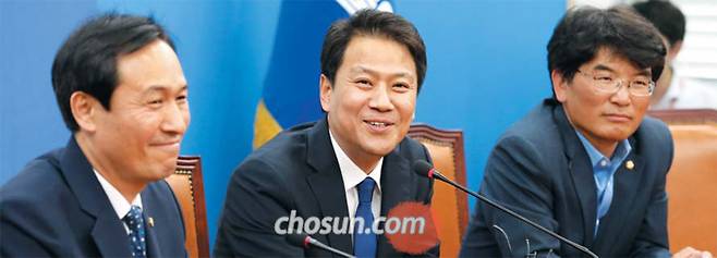 임종석(가운데) 청와대 비서실장이 11일 서울 여의도 국회의사당 더불어민주당 원내대표실에서 우상호(왼쪽) 민주당 원내대표와 만나 이야기를 나누고 있다. 오른쪽은 박완주 민주당 원내수석부대표. /남강호 기자
