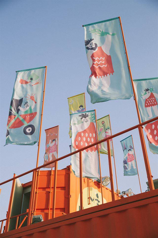 운영본부로 사용되는 주황색 컨테이너 위로 서울밤도깨비야시장 깃발이 나부끼고 있다. 컨테이너 벽엔 도깨비 벽화가 그려져 있어 포토스팟 역할을 톡톡히 해낸다.