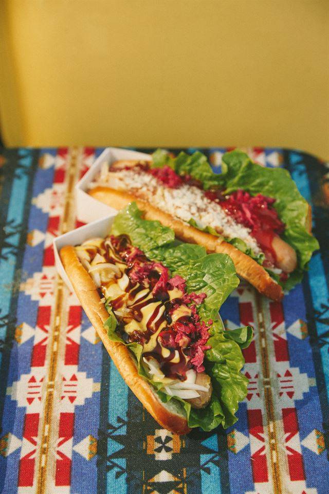 키친 온 휠스 대표메뉴인 청춘도그와 열정도그. 화려한 차림새는 ‘인스타그래머블’ 시대의 필수 요소다.