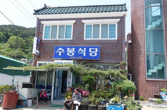 어민 부부가 운영하는 통영시 산양읍 영운리 ‘수봉식당’은 딱새우·민꽃게·중새우를 넣고 끓이는 해물탕이 맛있다.