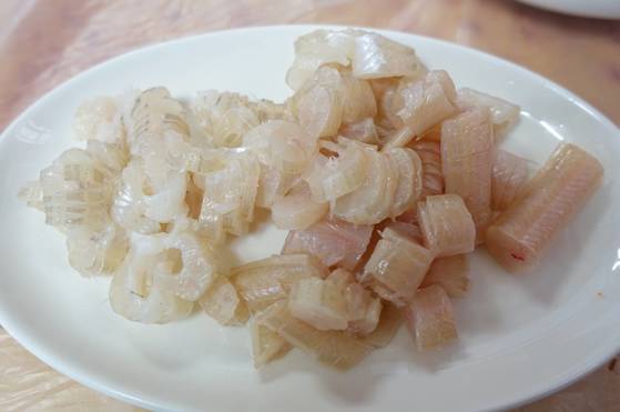 동석한 한 마을의 태화물산 송미탁 회장이 ‘서울 손님 왔으니 맛있는 것 좀 내놔보라’고 하자 붕장어(아나고) 회가 나왔다. 싱싱한 장어를 손으로 자르고 기계로 짜거나 탈수기로 돌리지 않아 기름기가 그대로 살아있다. 어린 장어라 살은 부드럽고 뼈가 거의 씹히지 않아 맛있었다.