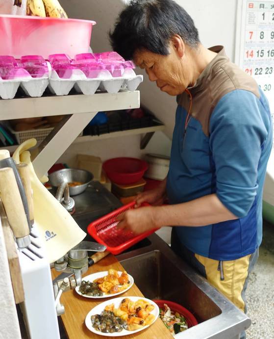 해삼·멍게를 손질해 접시에 담고 있는 ‘수봉식당’ 바깥주인 정종철씨는 어민이다. 2~3일마다 1.6t 배를 몰고 바다에 나가 문어·민꽃게·해삼과 작은 생선들을 잡아다가 반찬감으로 쓴다. 점심시간에는 상 차리고 치우는 일을 맡아서 한다.