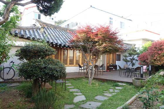 소설가 박경리의 생가가 있는 서피랑 마을 곳곳에 그의 자취가 남아있다. 이 집은 장편 『김약국의 딸들』에 나오는 한실댁의 모델이 된 사람이 살던 한옥의 일부로 알려져 있다. 현재는 하루 한 가족만 받는 독채 펜션으로 활용하고 있다.