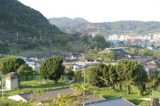 서피랑 정상에 있는 누각 서포루에서 건너다본 옛 통영성 세병관과 12공방 작업장들. 근래 복원했다.