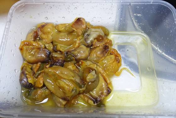 파스타에 넣으려고 알맹이만 발라 모은 미더덕. 서울에서는 구경하기 어렵지만 통영 시장에서는 미더덕을 이렇게 손질해서 판다.