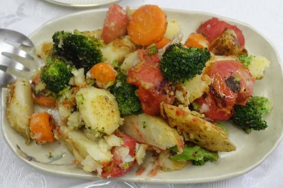 참돔 소금구이와 함께 먹을 가니쉬는 햇감자·대저토마토·당근·브로콜리를 툭툭 토막쳐 데치고, 버터 두른 팬에 후추·소금 양념을 한 다음 굽듯이 뜸을 들였다.