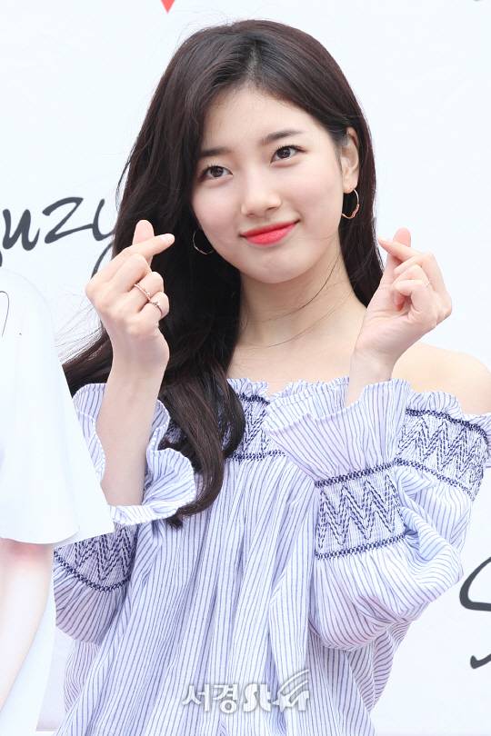 수지가 12일 인천 송도동에 위치한 한 복합 쇼핑몰에서 열린 모 의류브랜드 매장 오픈 기념 팬사인회에 참석해 포토타임을 갖고 있다.