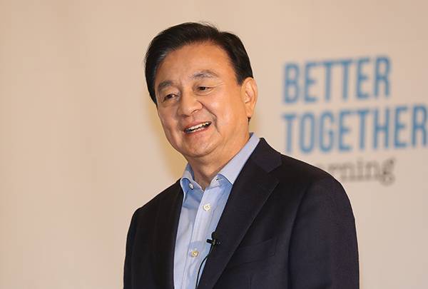 ⓒ연합뉴스 안종범 수첩에는 홍석현 전 회장(위)도 언급된다. JTBC 관련 이슈를 챙기라는 의미로 해석된다.