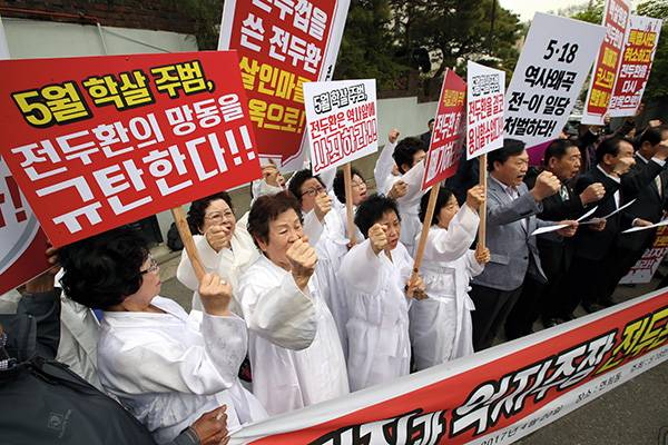 ⓒ연합뉴스 4월20일 광주민주화운동 단체 관계자들이 서울 연희동 전두환씨 자택을 항의 방문해 ‘전두환 회고록’ 폐기를 촉구하고 있다.